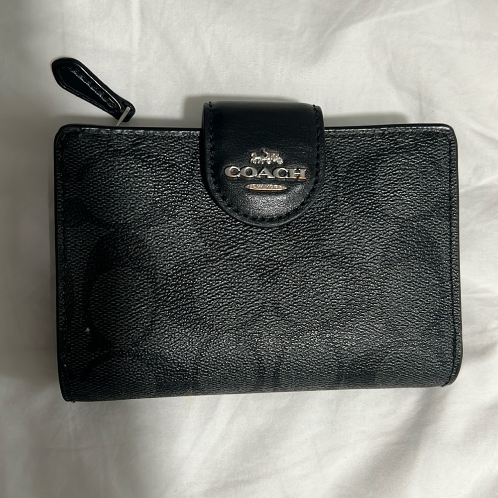 Medium Corner Zip Wallet in Signature Canvas